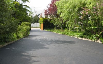 Comment éviter les flaques dans son allée ? Nos solutions locales pour une cour propre et durable