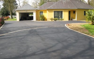 Enrobé vs béton désactivé : que choisir pour une cour facile à vivre ?